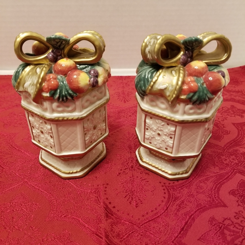 Vintage Fitz and Floyd Snowy Woods Salt and Pepper Shaker - Picture 3 of 3